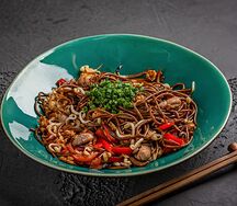 Соба с креветками и курицей