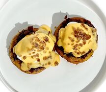 Хашбрауны с беконом, яйцами пашот и луком конфи