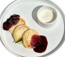Сырники со смородиновым конфи и сметаной