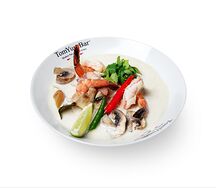 Tom kha с королевскими креветками и доброй порцией пропаренного риса