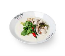 Tom kha с курицей и доброй порцией пропаренного риса