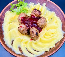 Фрикадельки с картофельным пюре и брусникой 