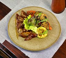 Запеченная свиная шея с овощами