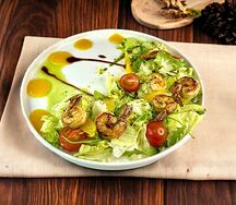 Салат с креветками гриль