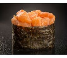 Гункан c лососем