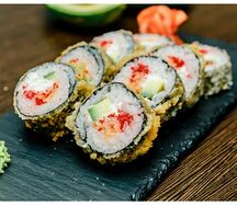 Жареный ролл с лососем