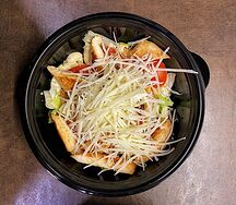 Салат с курочкой гриль