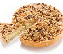 Шарлотка с грушей и миндальными лепестками