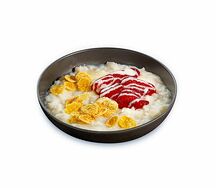 Каша с клубникой и сгущённым молоком