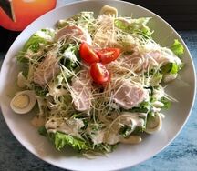Салат Цезарь с копченой курицей