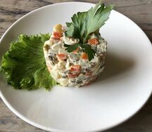 Салат Оливье с мясом