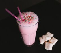 Молочный коктейль клубничный