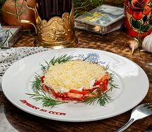 Салат с копченым мясом, помидором и сыром