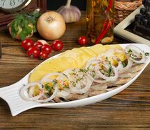 Картофель с сельдью и маринованным луком