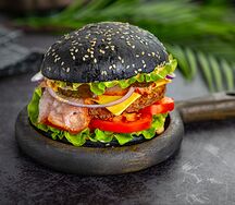Бургер Black с беконом и мраморной говядиной