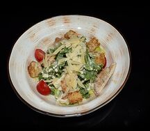 Салат Цезарь с курицей