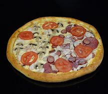 Пицца 50/50 Мясная гранде и пицца с курицей и грибами