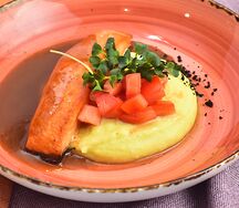 Лосось с соусом якитори и картофельное пюре с васаби