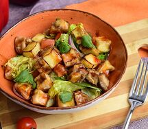 Салат с хрустящим баклажаном и жареным копчёным сыром
