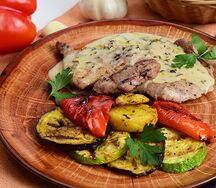 Свиная шея с овощами на гриле и грибным соусом