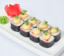 Ролл с крабом, сыром и соусом спайси