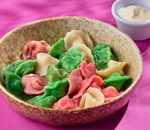 Цветные пельмешки со сметаной