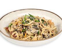 Вок в сливочном соусе с морепродуктами