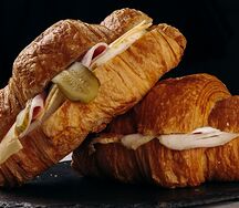 Круассан с ветчиной и яйцом
