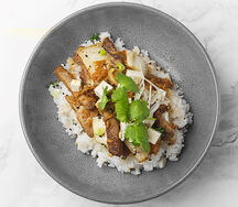 Вок со свининой, капустой кимчи и рисом