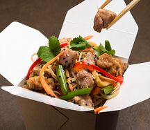 Вок Яичная лапша с курицей и яйцом в соусе терияки