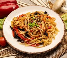 Пшеничная лапша морепродуктами в Устричном соусе
