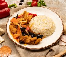 Курица с рисом и яйцом в соусе Сладкий чили