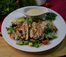 Салат Цезарь с курицей