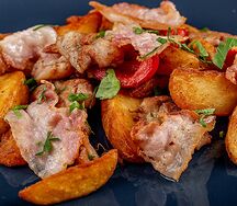 Картофель по-деревенски с курочкой и беконом