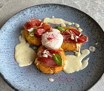 Картофельные бенни с брезаолой и яйцом пашот