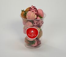 Стакан-микс свежей клубники в розовом шоколаде