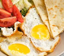 Глазунья с салатным миксом и лепешкой