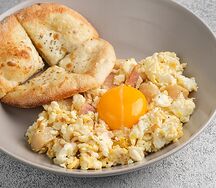 Скрэмбл с гребешком и беконом
