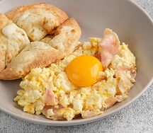 Скрэмбл с ветчиной и моцареллой