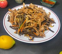 Салат из папоротника со свининой