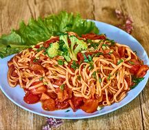 Лапша с говядиной и помидорами