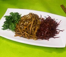 Курица стружкой с красным перцем и кинзой