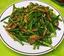 Мясо с ростками чеснока