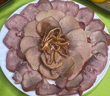 Нарезка мясная с соусом