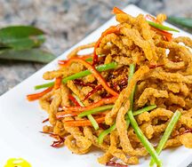 Куриное филе, жаренное соломкой с красным перцем