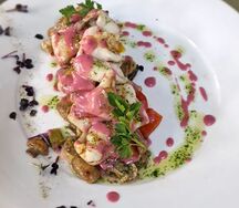 Кальмар с овощной капонатой и соусом блю чиз