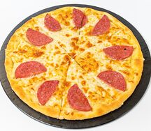 Пицца с колбасой