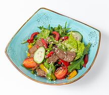 Теплый салат с говядиной и овощами