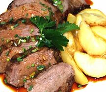 Говяжья вырезка, запеченная с картофелем