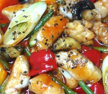 Судак в кисло-сладком соусе с овощами